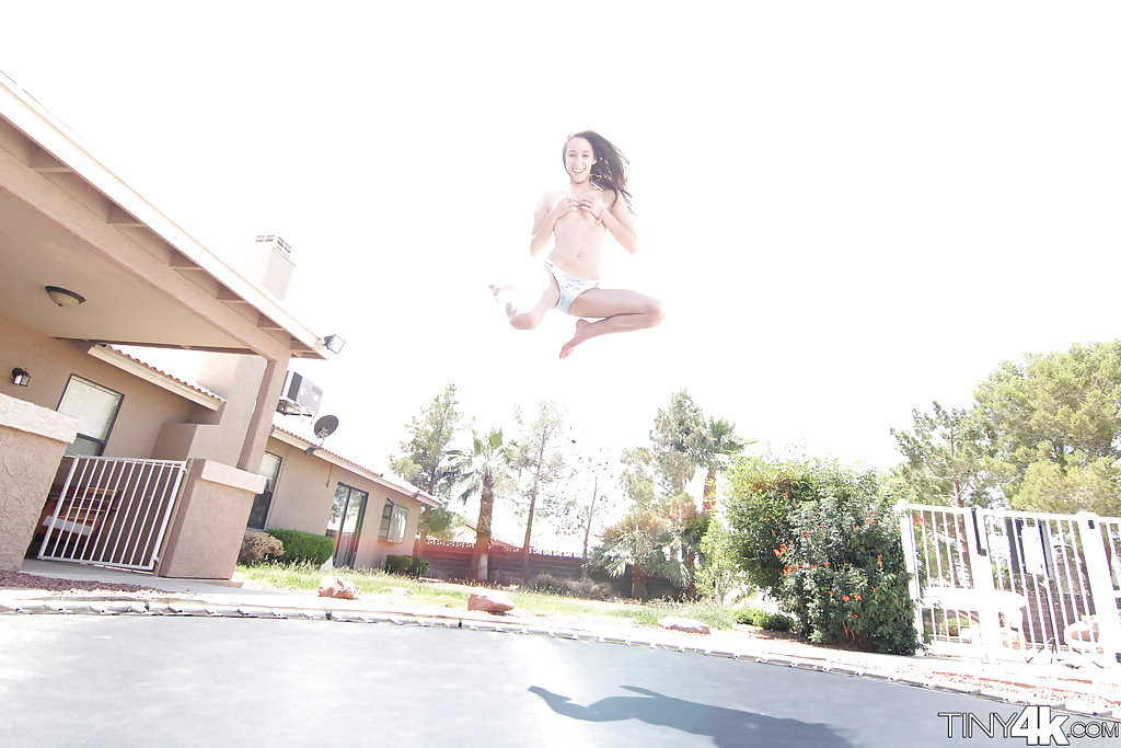 Lola hunter, una ragazza con le gambe lunghe, posa all'aperto accanto alla piscina in bikini
 #51277643