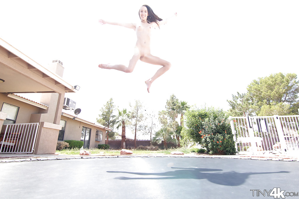 Lola hunter, una ragazza con le gambe lunghe, posa all'aperto accanto alla piscina in bikini
 #51277657