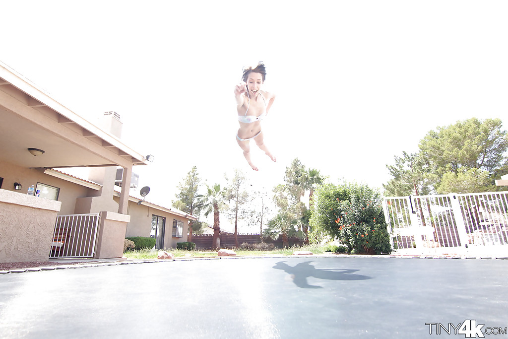 Lola hunter, una ragazza con le gambe lunghe, posa all'aperto accanto alla piscina in bikini
 #51277672