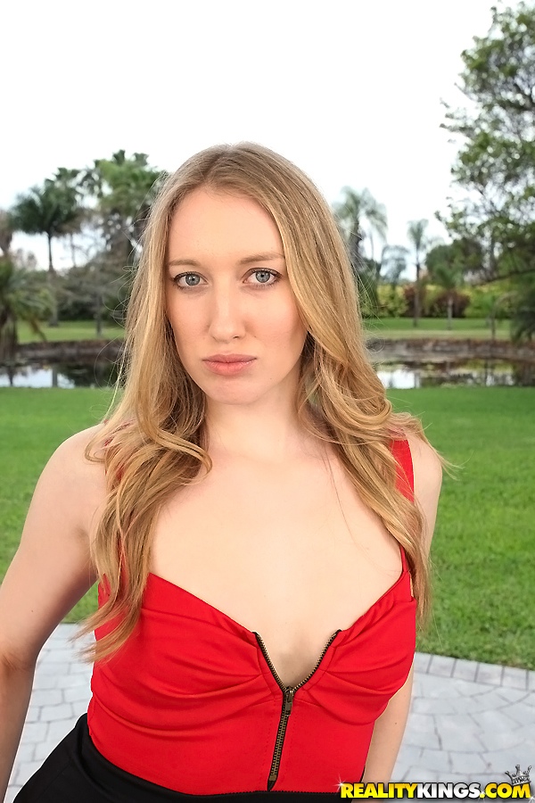 Outdoor-Posing-Aktion eines blonden Babe mit einer haarigen Fotze Riley Reynolds
 #51095546