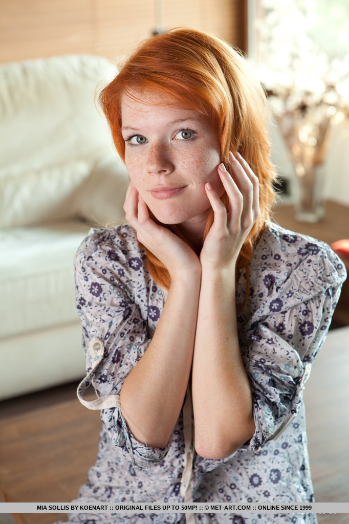 Mia Sollis, rousse aux taches de rousseur, dévoile ses seins de jeune et son vagin rasé.
 #51837979