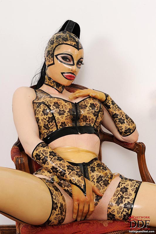 Nana coquine sur talons hauts latex lucy posant dans une tenue en latex
 #51239577