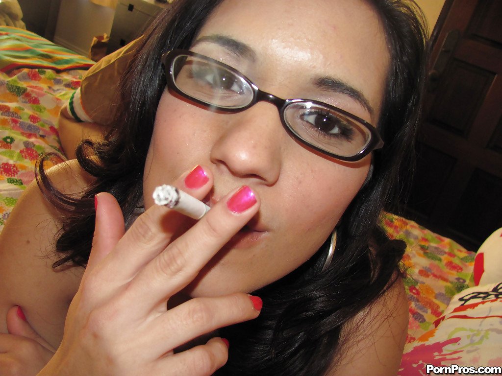 Joven latina tia cyrus fumando y masturbando su coño
 #52006678