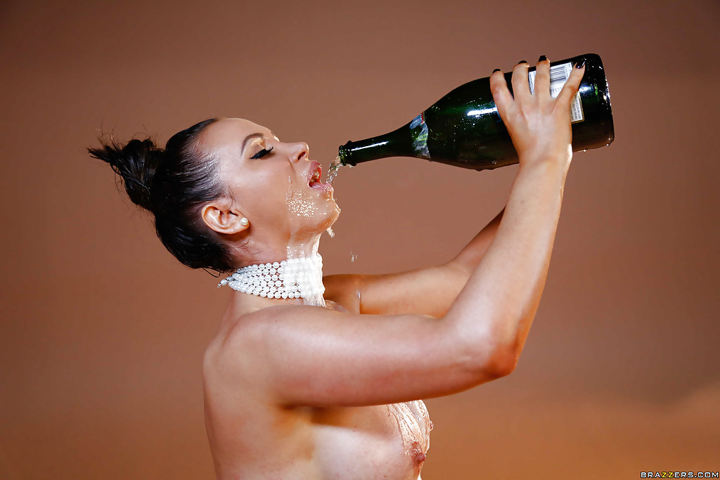 ¡Sensual milf nikki benz esta bebiendo champagne como una estrella del porno!
 #50554542