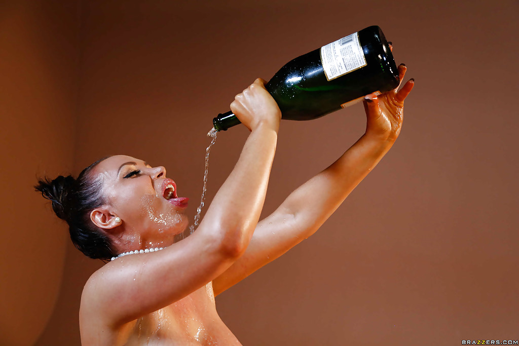 Sensual milf Nikki Benz is drinking champagne like a pornstar! #50554586