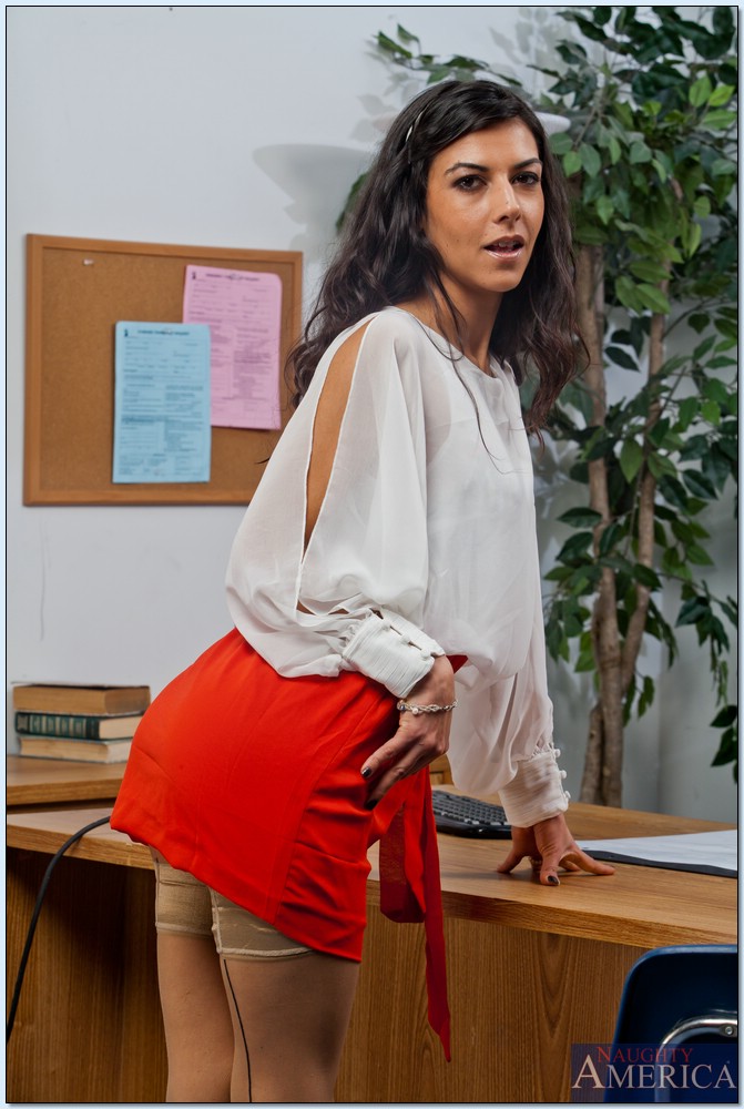 Sexy milf bruna in calze lou charmelle che si spoglia in ufficio
 #54811753