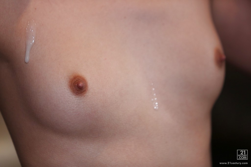 La beauté européenne aux petits seins de Liona Levi apprécie le sperme sur ses seins.
 #54760024