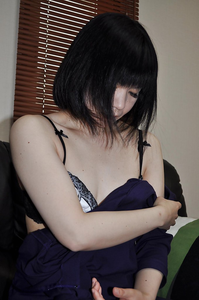 La asiática Yoshie Tabata se desnuda y disfruta de su coño jugando y metiendo los dedos
 #51213593