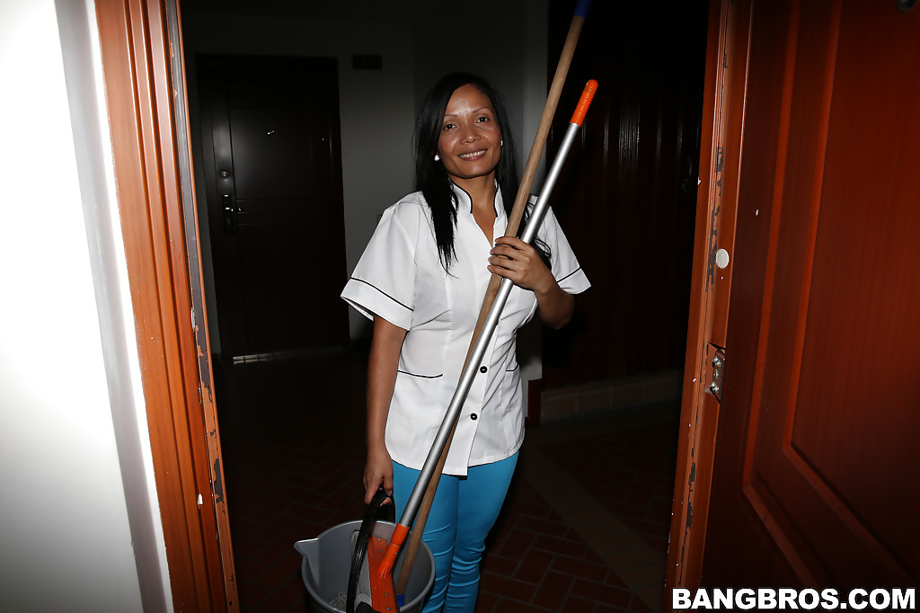 Brünette Magd Casandra zeigt ihren Arsch in einer engen Uniform
 #51301133