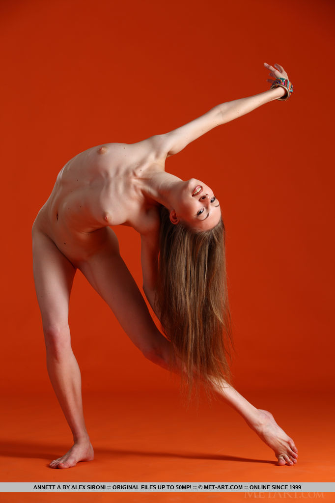 L'adolescente caldo acrobatico Annett a si allunga nudo con le tette piccole e il castoro calvo
 #50846419