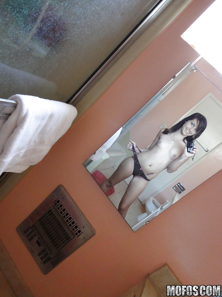 Pupe amatoriali tweety e maryjane scattano foto nude nella vasca da bagno
 #50929803