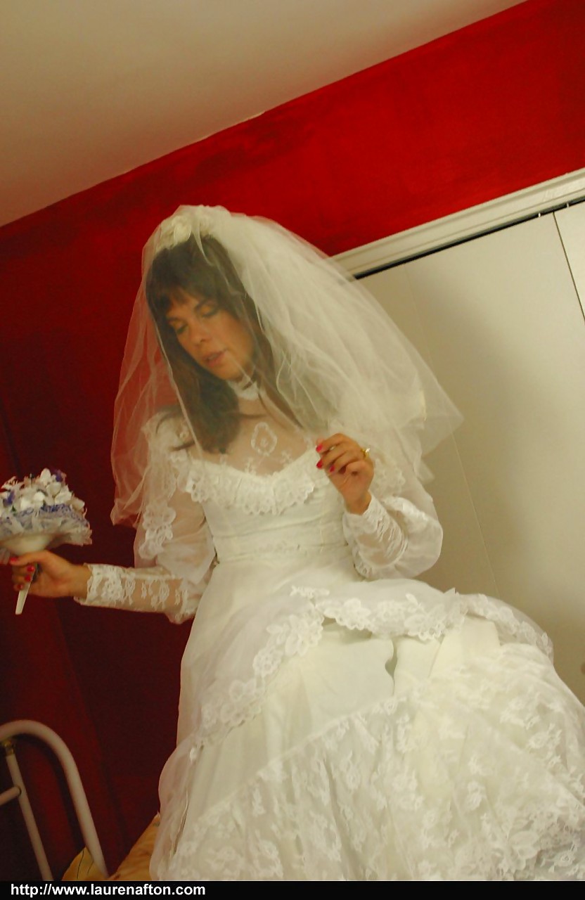 La sposa sexy miss abigail in calze e tacchi alti gode di una scopata lesbica strapon
 #52353652