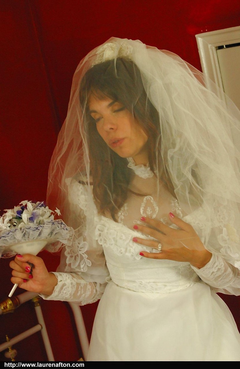 ストッキングとハイヒールを履いた熱い花嫁miss abigailがレズビアン・ストラップ・ファックを楽しむ
 #52353819