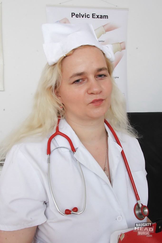 Vecchia infermiera bionda elena che si spoglia dell'uniforme dell'infermiera nella stanza di esame
 #51095642