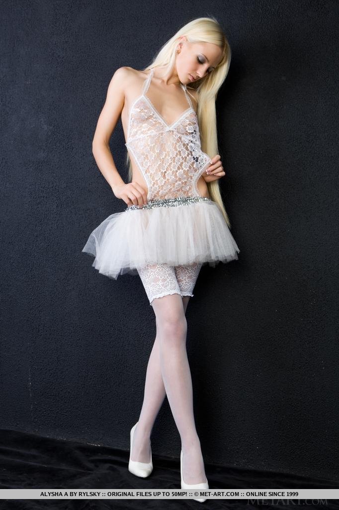 Schlankes blondes Babe Alysha A zieht sich aus ihrem freizügigen Ballerina-Kleid aus
 #51632975