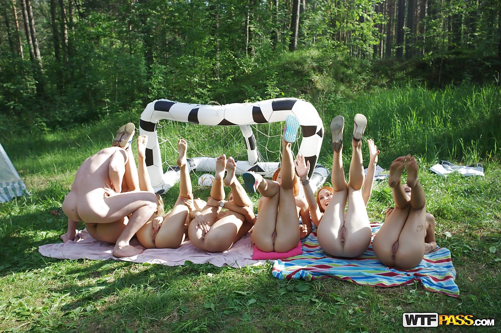 ¡Chicas sexys follando con tíos cachondos en el bosque!
 #50775800