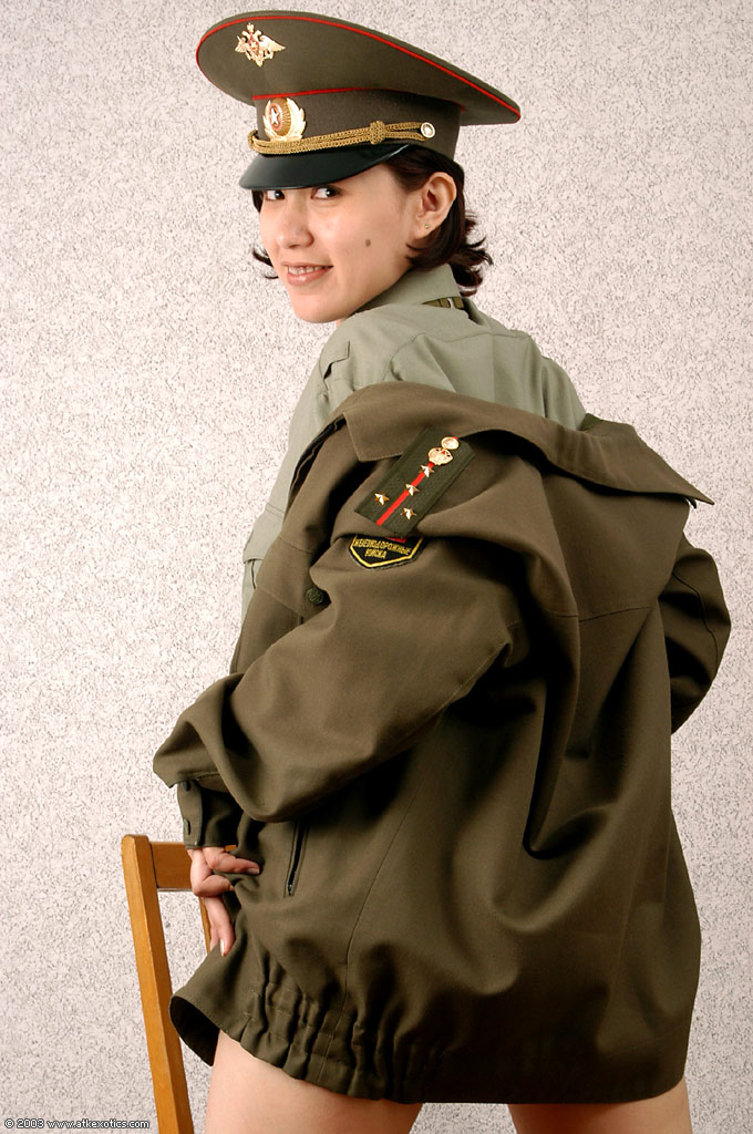 Koreanische Amateurin Elena zieht Militäruniform aus und posiert nackt
 #50043952