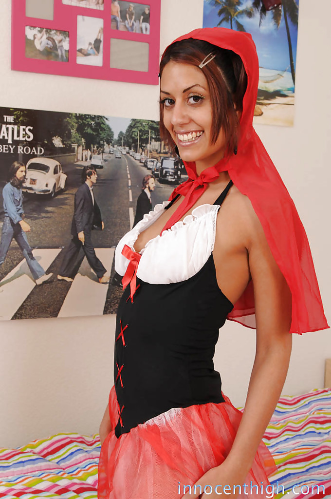 Lyla storm, une jeune femme latino, s'exhibe dans sa culotte rouge.
 #54840357