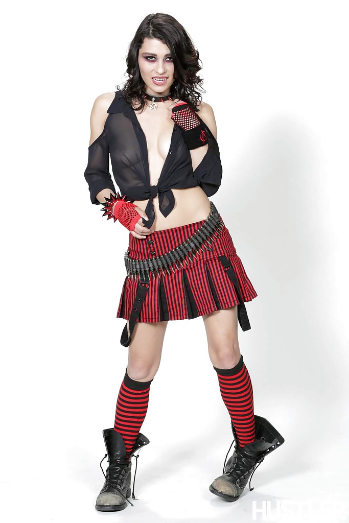 Hervorragende Brünette Rabe Rockette posiert in ihrem roten Rock
 #50301902