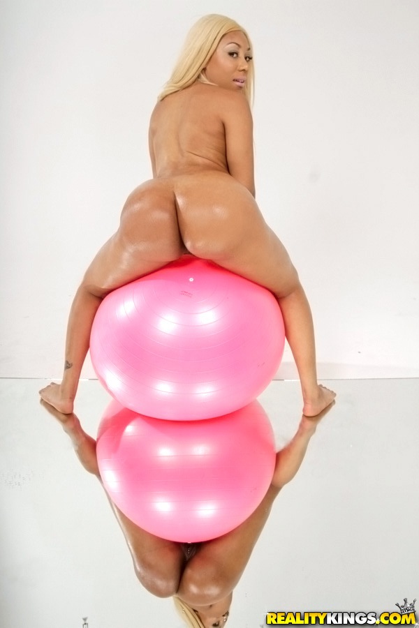 油性のベイビーは、ピンクのボールの上に彼女のタイトなプッシーをオナニーしている
 #51394797