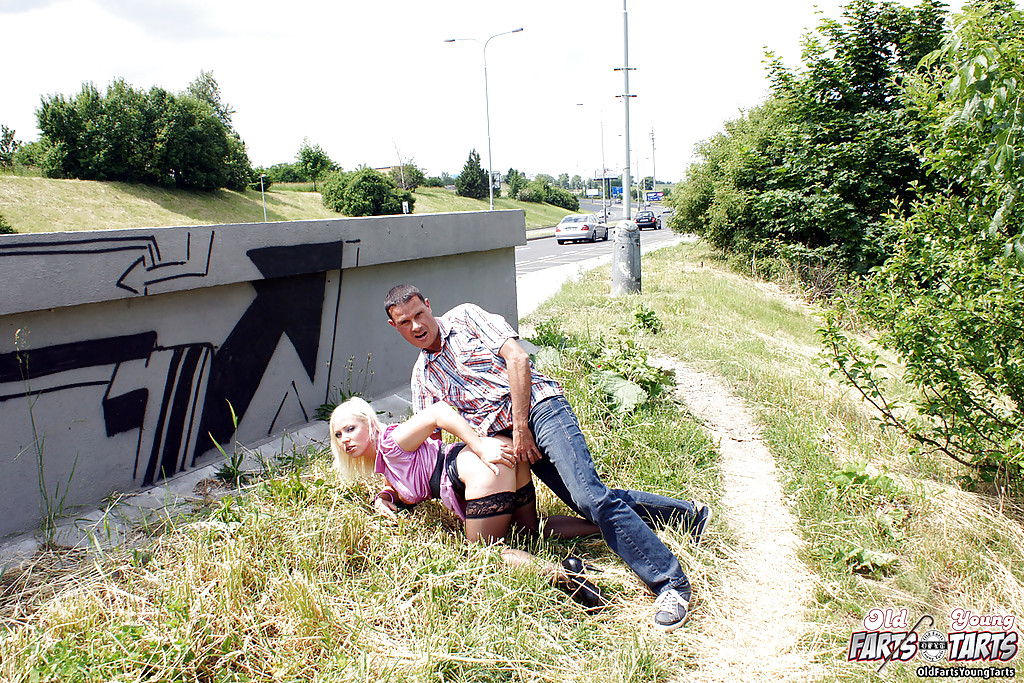 Veronika G, une milf potelée en bas noirs, se fait claquer en plein air.
 #51634157