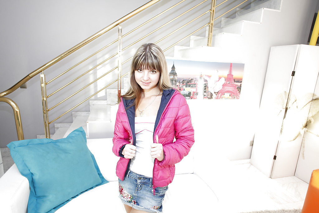 10代の女の子、ジーナ・ガーソンが小さな体のラインをゆっくりと見せてくれる
 #53779113