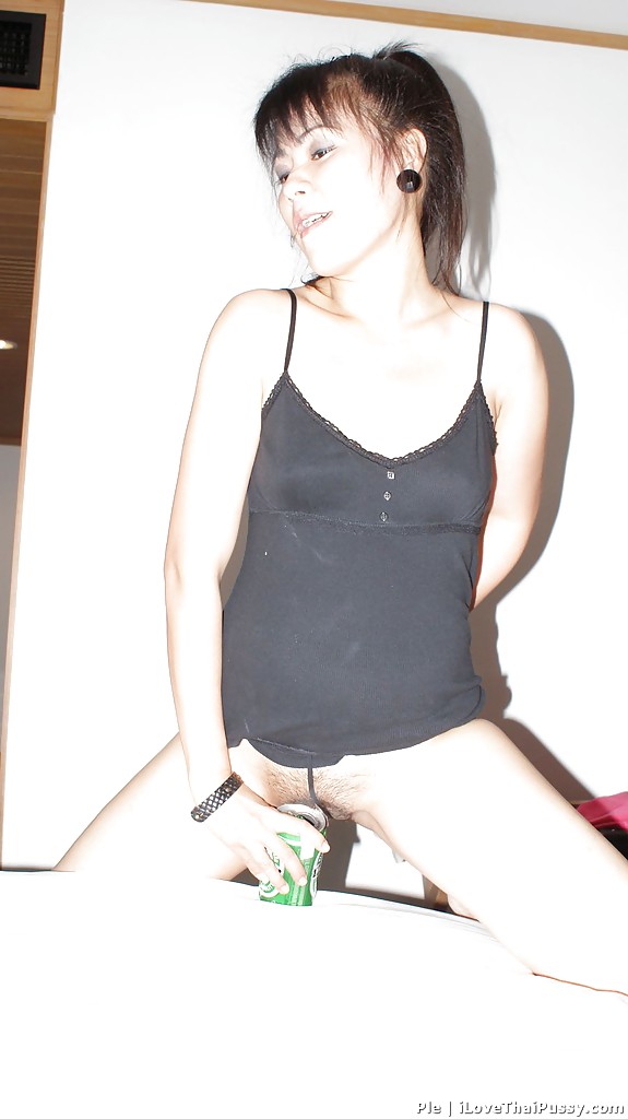 Une jeune asiatique coquine exhibe ses petits seins et sa chatte poilue.
 #52216967