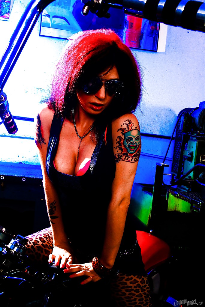 Tatuata amatoriale joanna angel rivela il suo culo milf su una moto
 #54352789