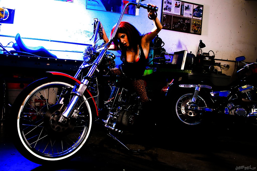 Tatuata amatoriale joanna angel rivela il suo culo milf su una moto
 #54352821