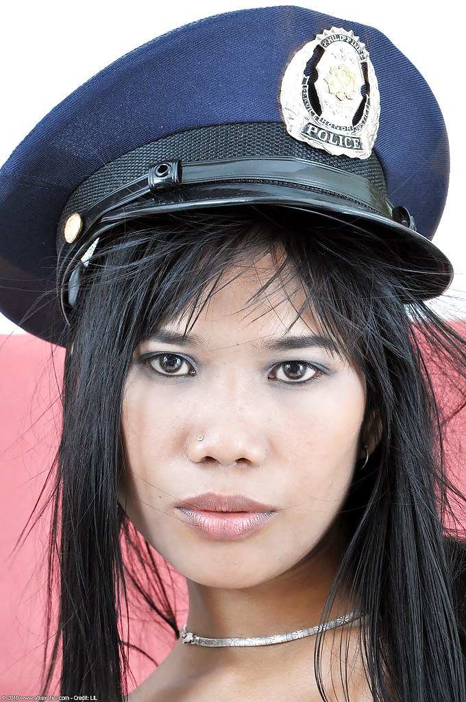 La Latina Anne porte une tenue d'officier de police sale et montre ses fesses.
 #51550952