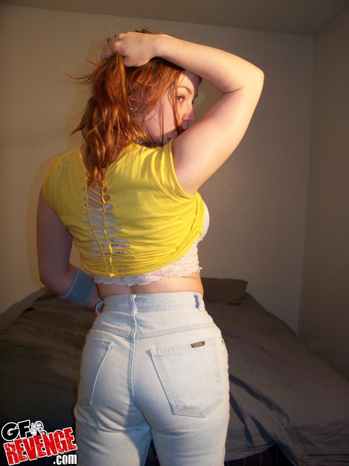 Redhead Babe mit großem Arsch zeigt ihr blaues, durchsichtiges Höschen und posiert
 #50938766