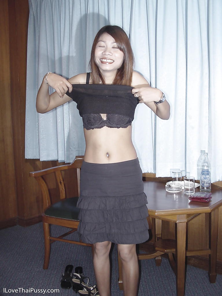 Asiatische Cutie strippt und zeigt ihre kleinen Titten und haarige Muschi
 #52227833