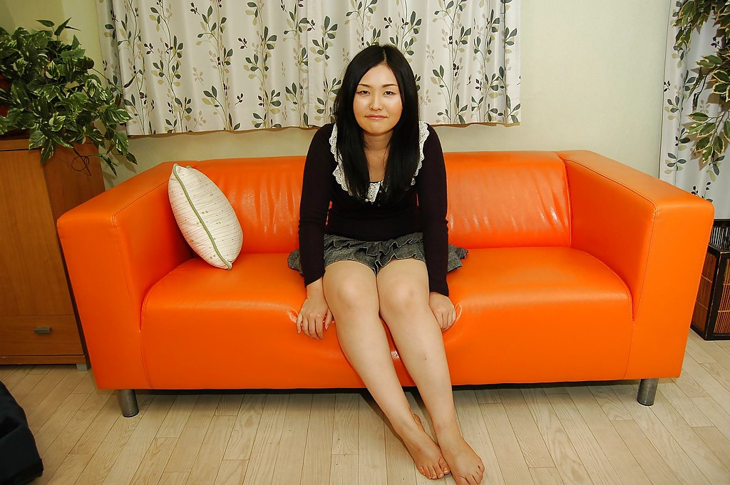 Megumi, una morena con el coño peludo, que abre su coño peludo asiático
 #50042187