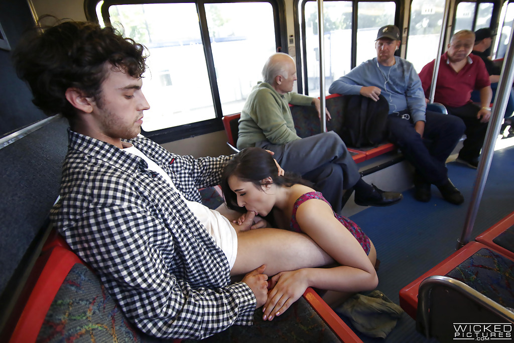Anastasia Black, brune et exhibitionniste, se fait tailler une pipe dans un bus public.
 #51626834