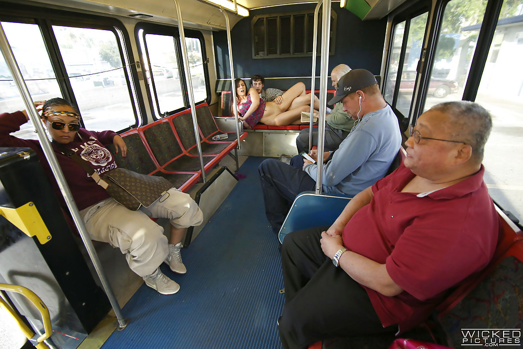Anastasia Black, brune et exhibitionniste, se fait tailler une pipe dans un bus public.
 #51627135