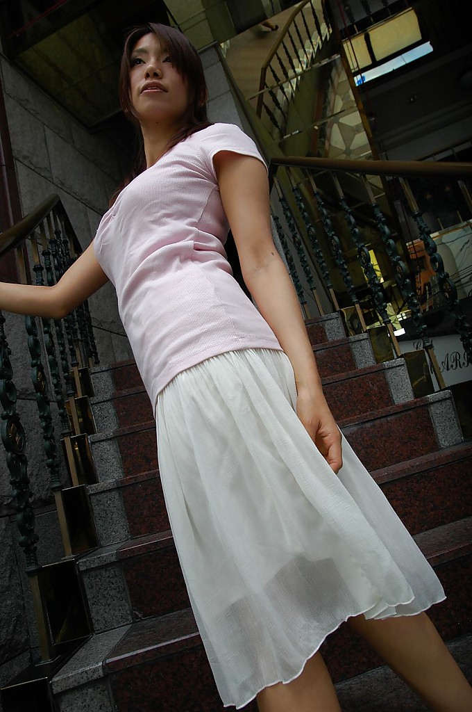 Seducente ragazza asiatica rikako yokoyama che si libera dei suoi vestiti
 #51207892