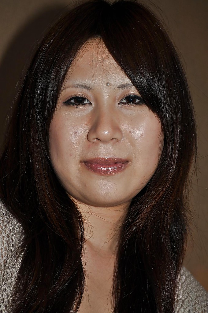 La milf asiática Yoko Okada se desnuda y se masturba el coño peludo
 #51195722