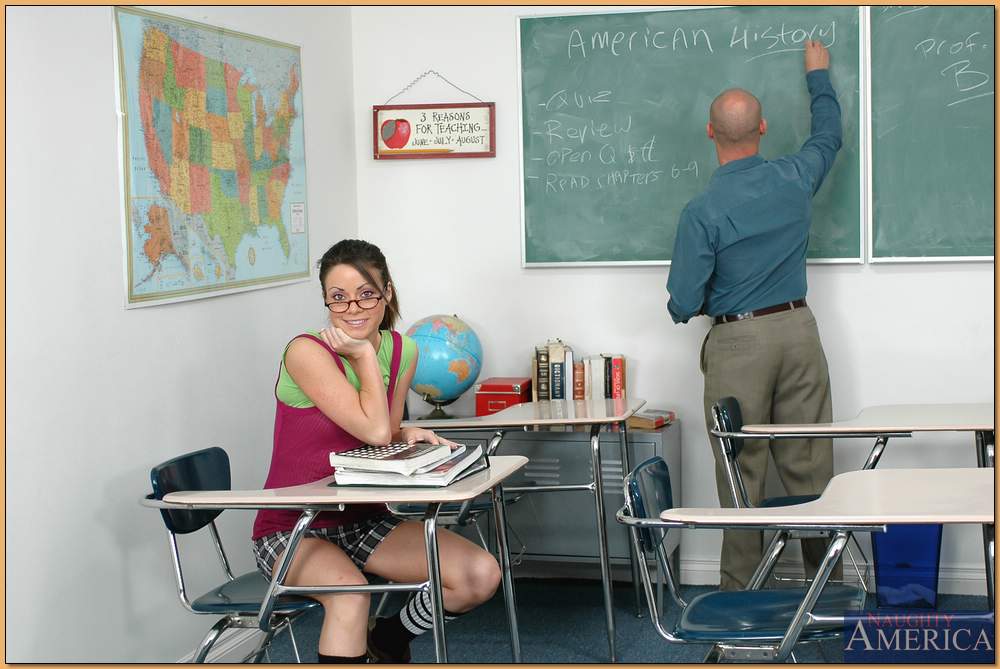 L'étudiante sexy à lunettes isabella dior se fait baiser par son professeur en classe.
 #50391701