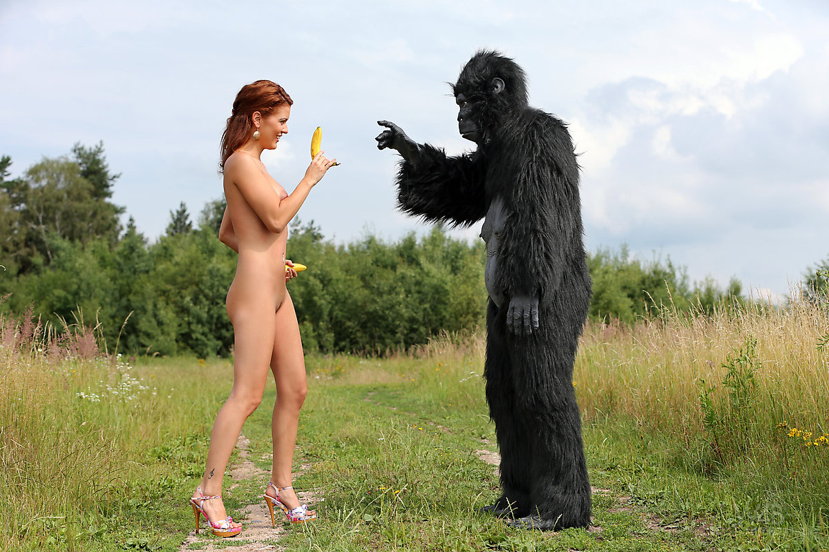 Sexy rosso pulcino cosplay becca romps nudo all'aperto in tacchi con gorilla
 #51724844