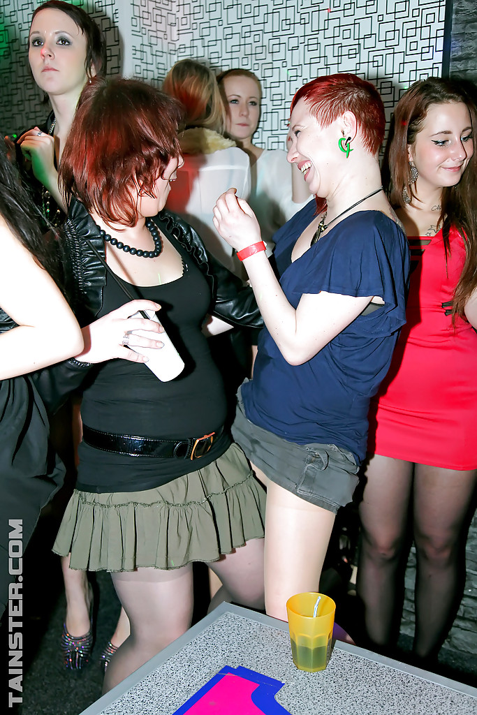 Freche Mädels zeigen ihre Schwanzlutsch- und Fickkünste auf der Sexparty
 #51437493