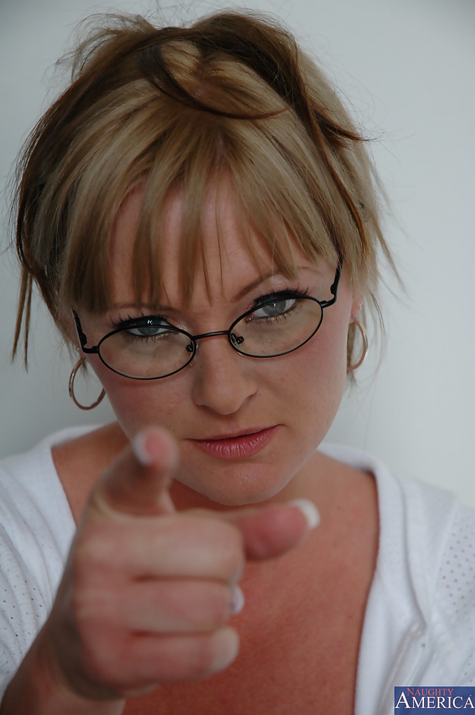 Große Titten Milf Allison Kilgore zeigt ihre enge Muschi in Brille
 #55077243