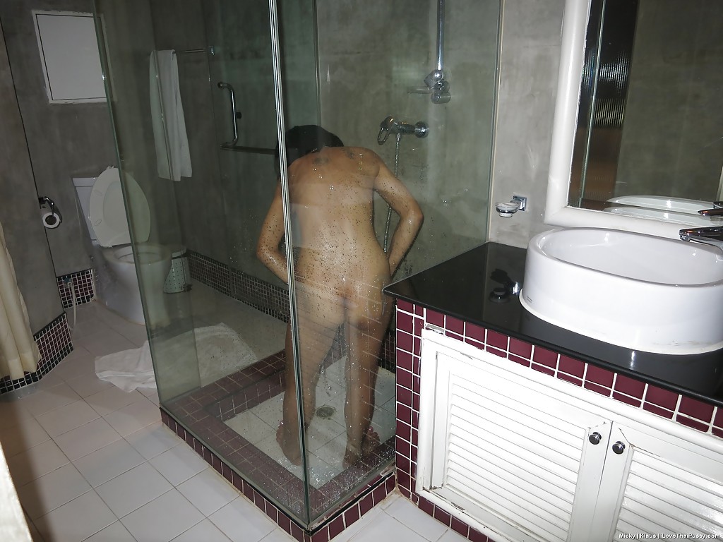 小柄なタイ人女性がシャワーを浴びながらマンコを弄る
 #51968643