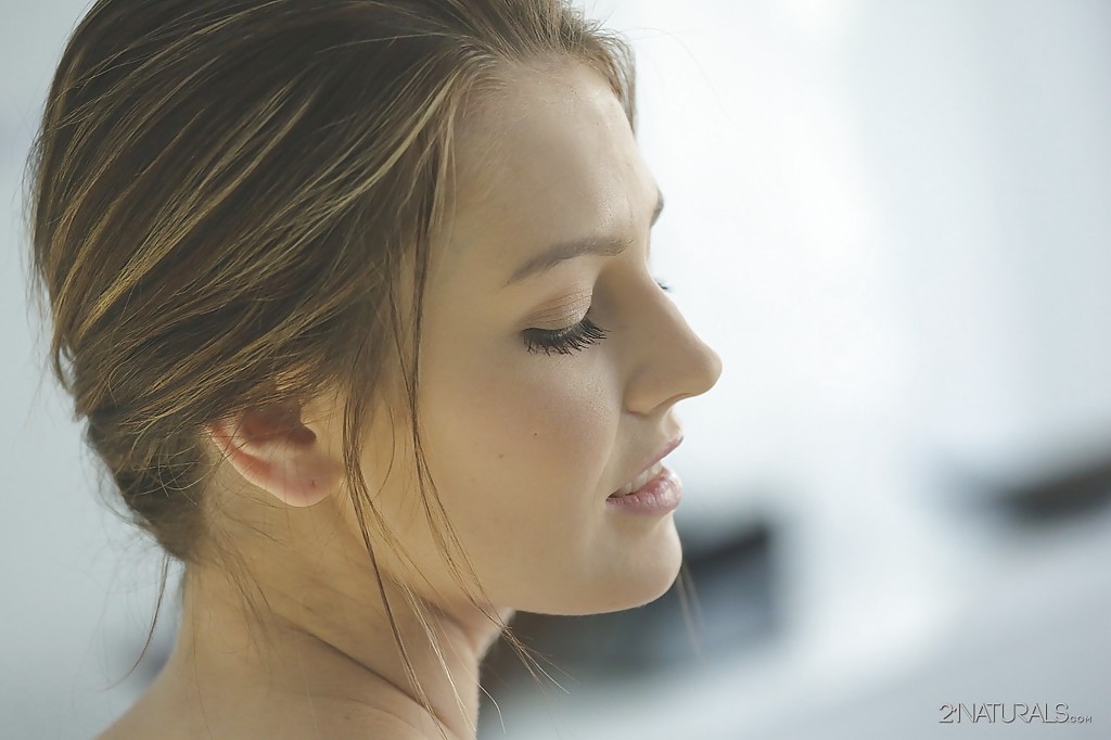 Timea, une jeune fille maigre aux petits seins, se déshabille et montre son corps.
 #50623876