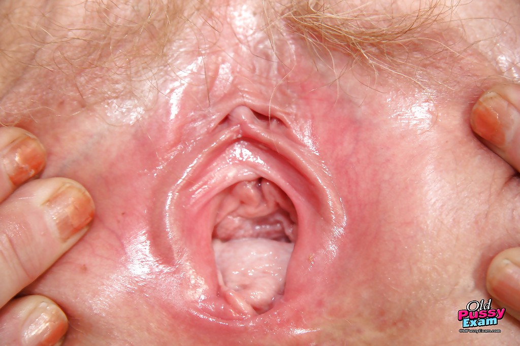 Vollbusige Oma in Strümpfen leckt ihre harten Nippel und spielt an ihrer Muschi
 #51027129