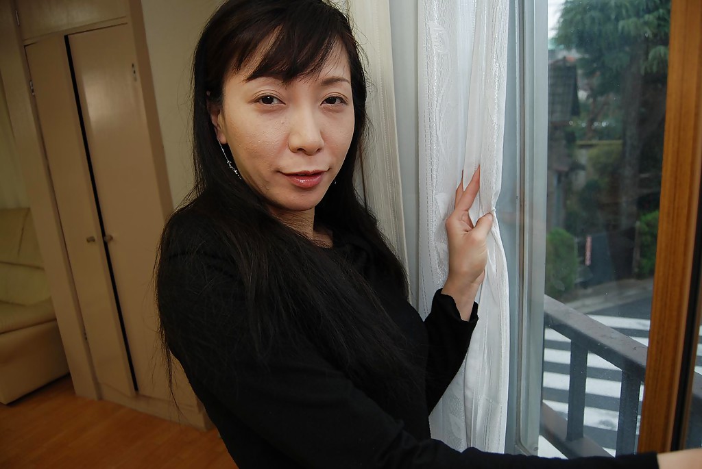 Japanische Frau Kanae Otani fingert haarige asiatische Muschi nach dem Ausziehen
 #52035365