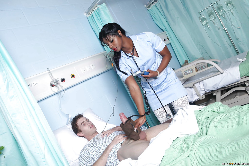 Ebenholz milf in krankenschwester uniform jasmine webb gets gefickt von ein monstrous schwanz
 #51401456