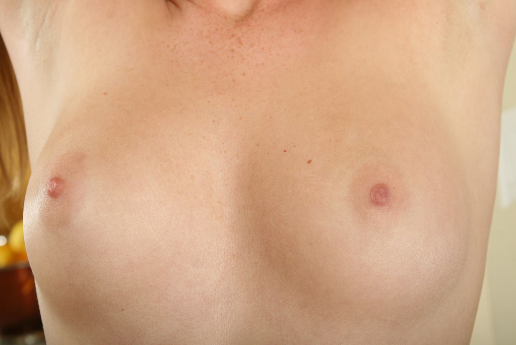 Christine Michaels mostrando su piercing en la barriga y sus bragas
 #50000810