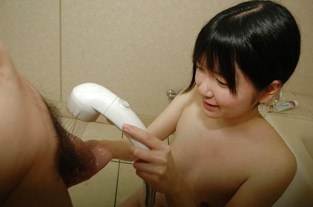 Jeune asiatique lubrique taille une pipe sensuelle sur une bite gonflée dans la salle de bain.
 #51214639
