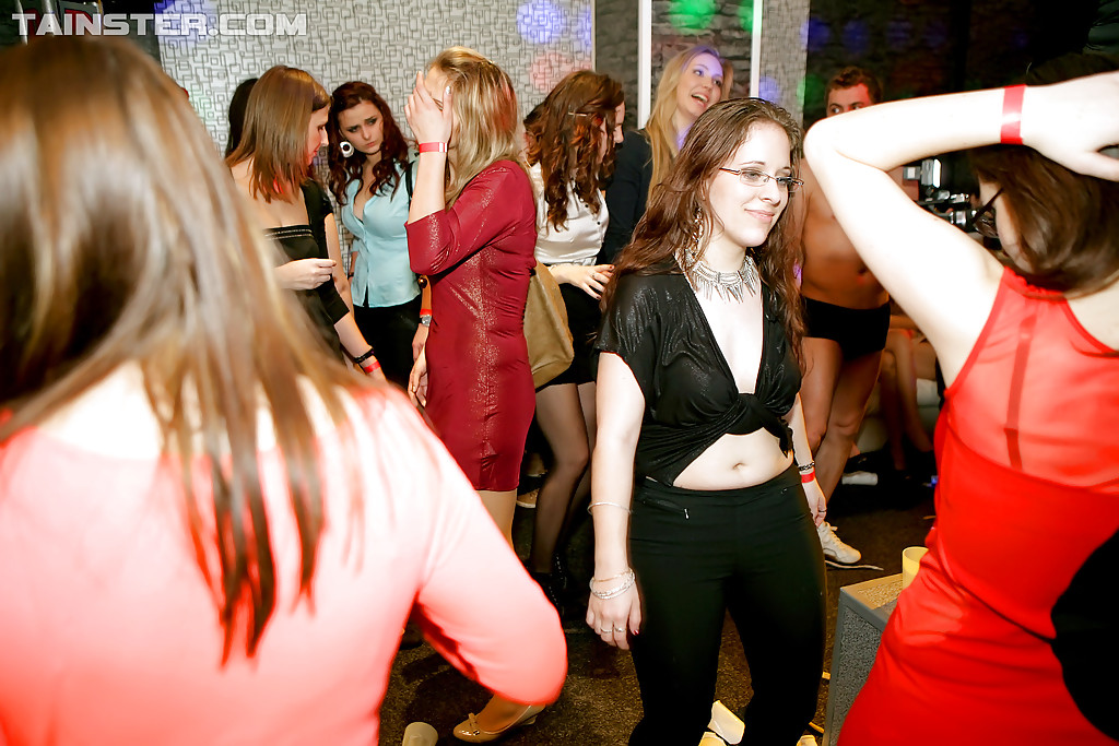 Amateurs atrevidas ensuciándose en la fiesta de la discoteca
 #50313486