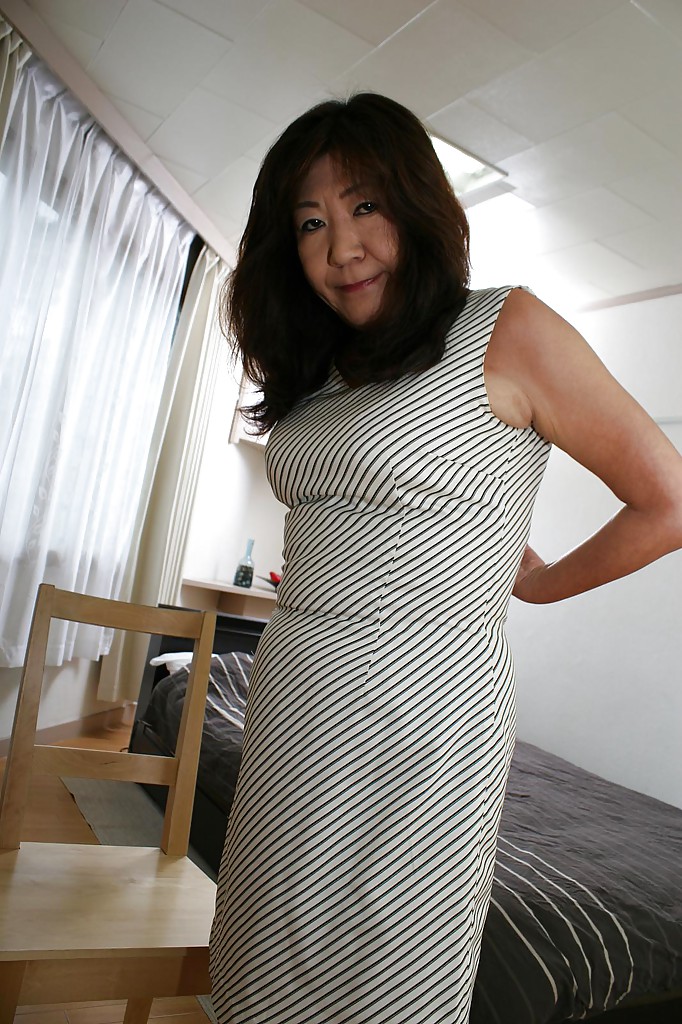 Asiatische Oma Michiko Okawa entkleidet sich und entblößt ihre haarige Fotze in Nahaufnahme
 #51030428